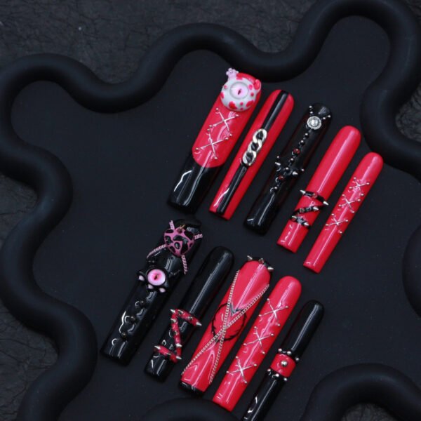 Sweet-Cool Black-Red Nails: One-Click Trend - Image 2