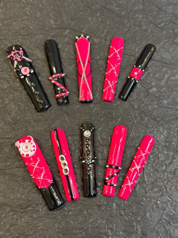 Sweet-Cool Black-Red Nails: One-Click Trend - Image 3