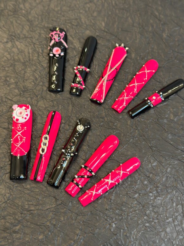 Sweet-Cool Black-Red Nails: One-Click Trend - Image 4