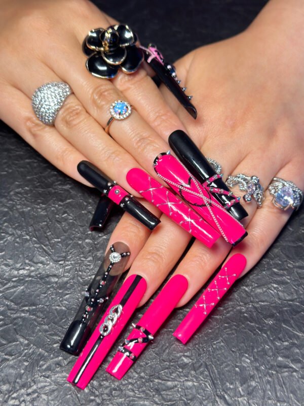 Sweet-Cool Black-Red Nails: One-Click Trend - Image 5