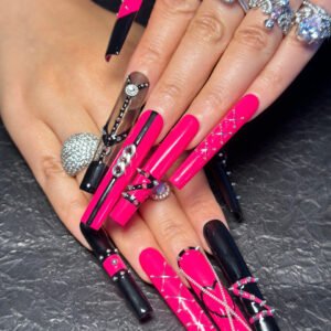 Sweet-Cool Black-Red Nails: One-Click Trend