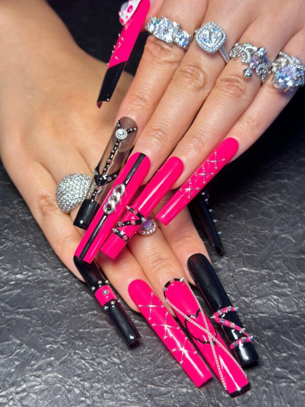 Sweet-Cool Black-Red Nails: One-Click Trend