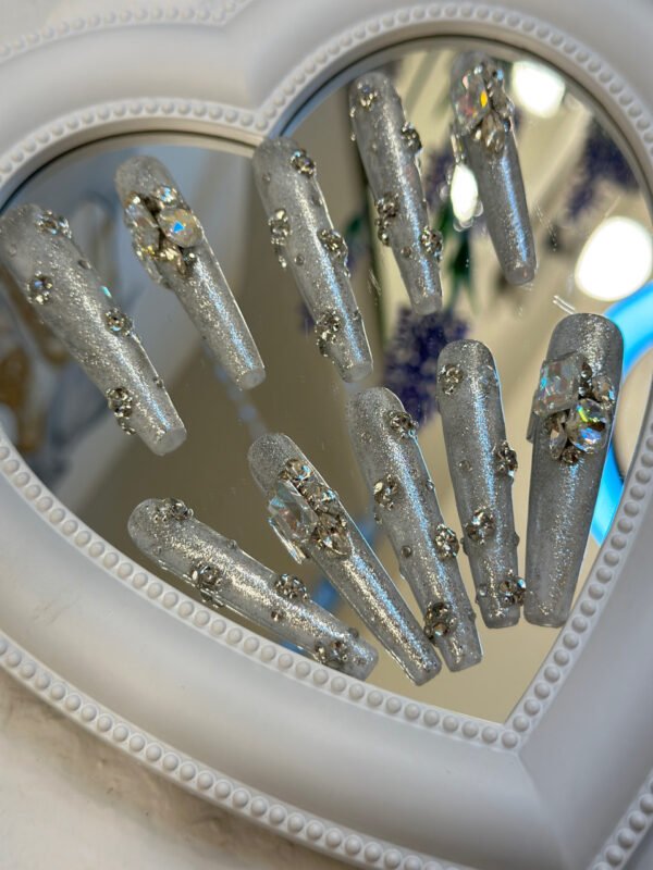 Starry Silver Diamond Nails: One-Click Dazzle